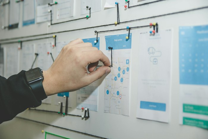 Haftnotizen an einer Wand als Sinnbild für eine KI-Strategie-Roadmap