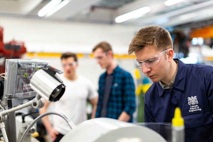 Ingenieure testen automatisierte Anlagen vor dem Rollout